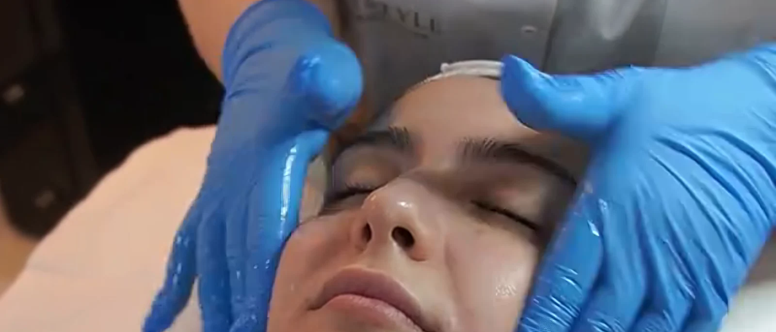 Tratament facial aplicat cu pensula, la SCP Shine & Style
