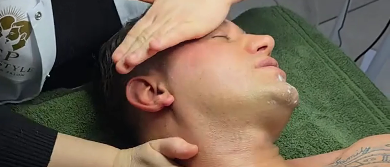 Cosmeticiana pregătește produsul pentru un tratament facial