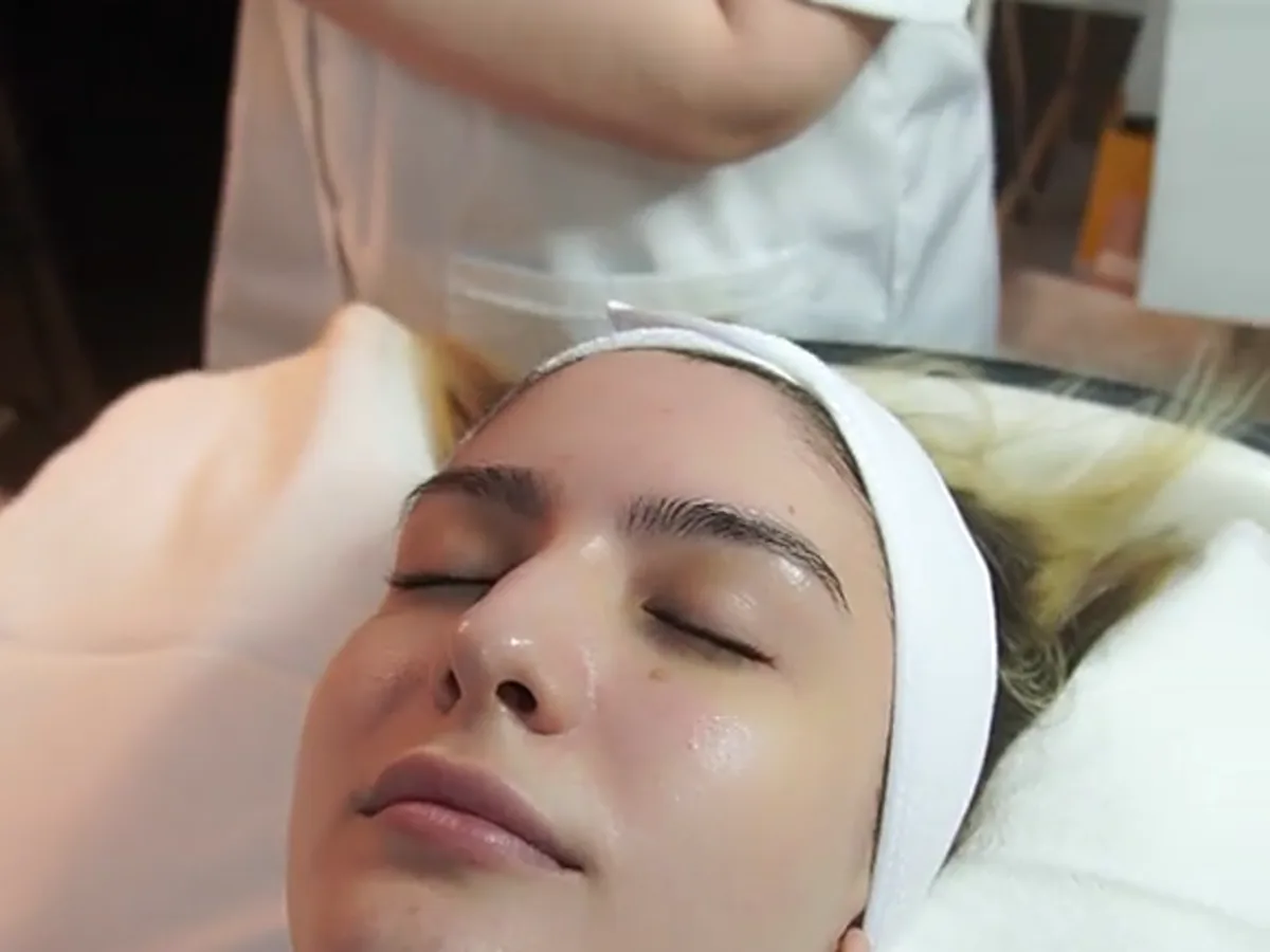 Curățare facială profesională la SCP Shine & Style